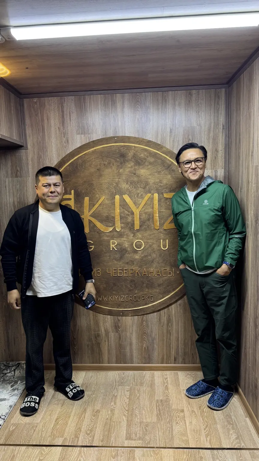 Сардор Салимов с гостем в мастерской KIYIZGROUP