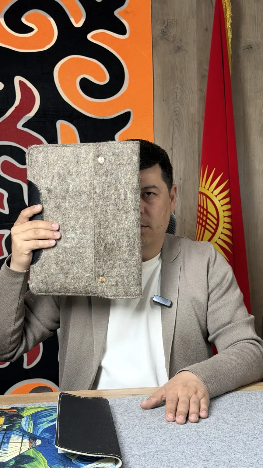Сардор Салимов демонстрирует изделие из войлока и кожи