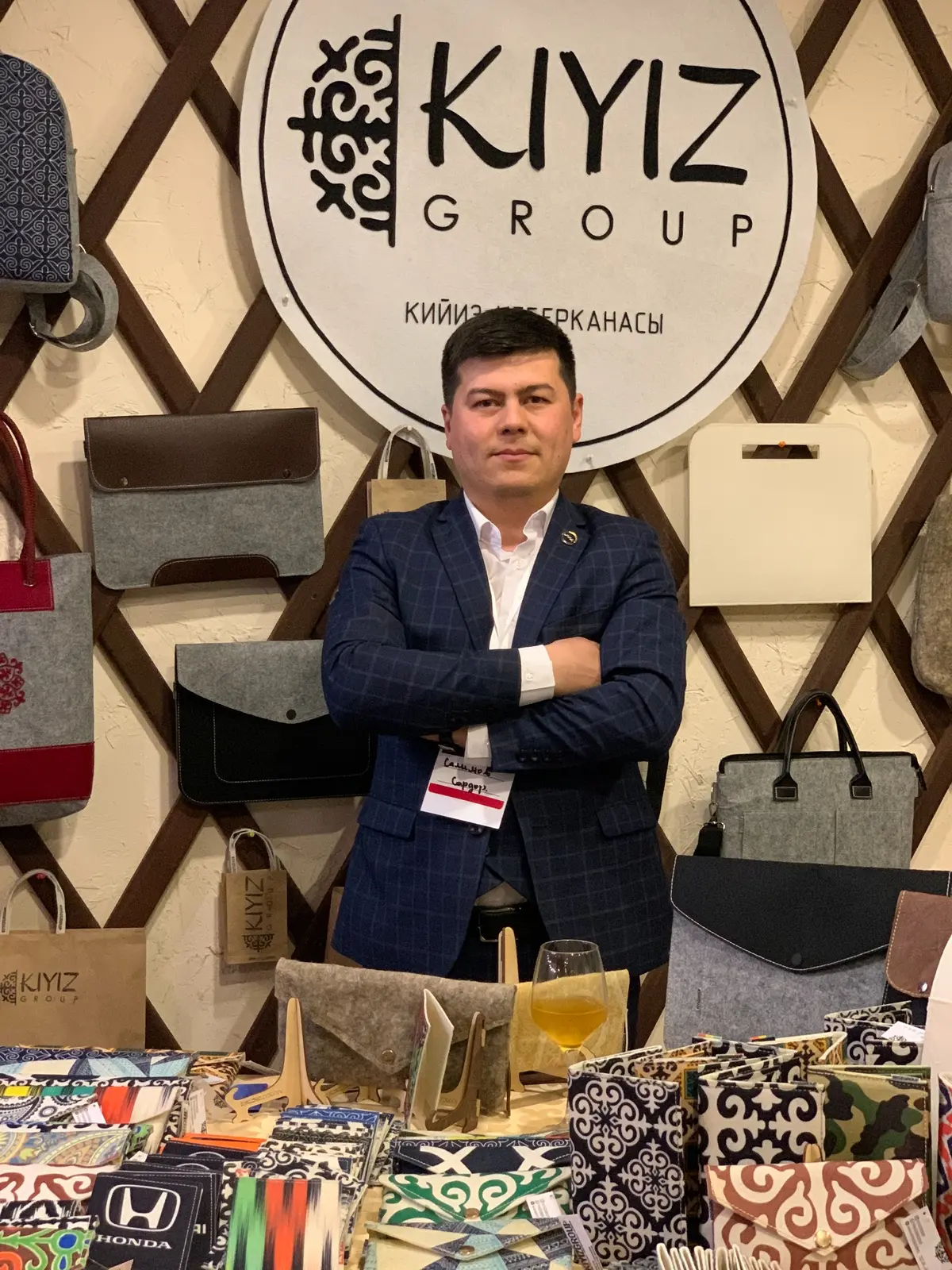 Сардор Салимов, основатель KIYIZGROUP, у стенда с изделиями компании